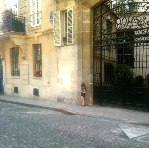 Little girl in Paris | www.4hourbodygirl.com