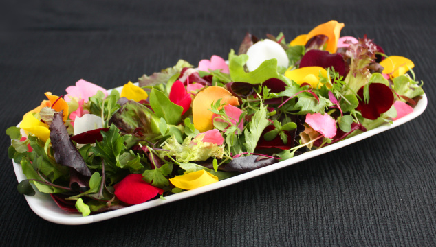 Colorful Salad with edible flowers | www.4hourbodygirl.com