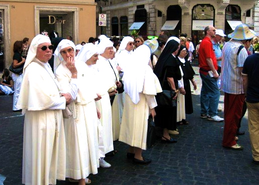 nuns at vatican rome Italy | www.4hourbodygirl.com