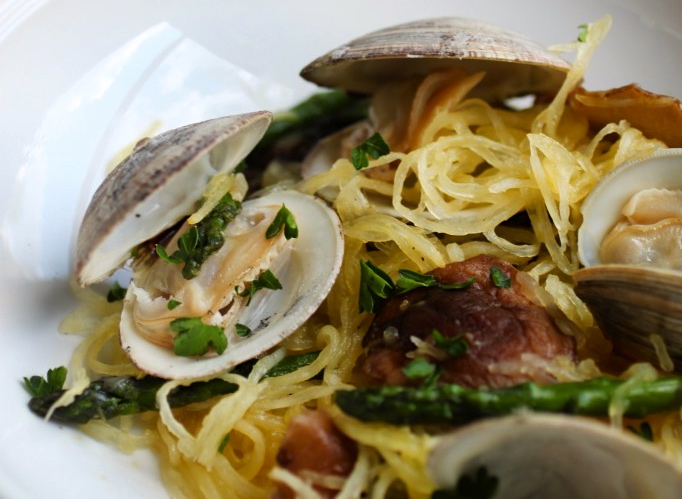 "Linguini" (Spaghetti Squash) Alla Vongole | www.4hourbodygirl.com