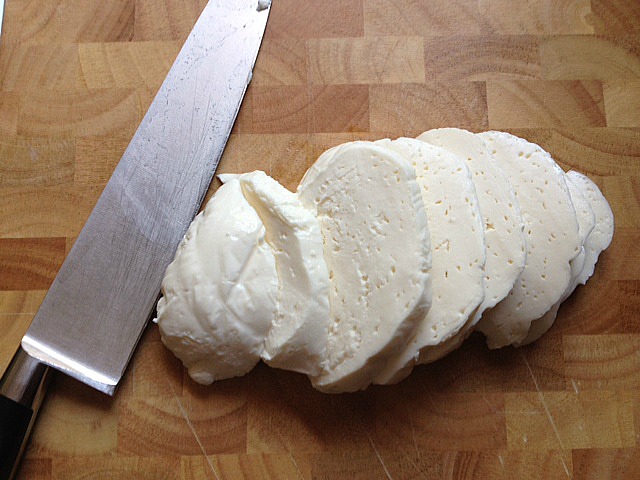 Buffalo-Mozzarella sliced | www.4hourbodygirl.com