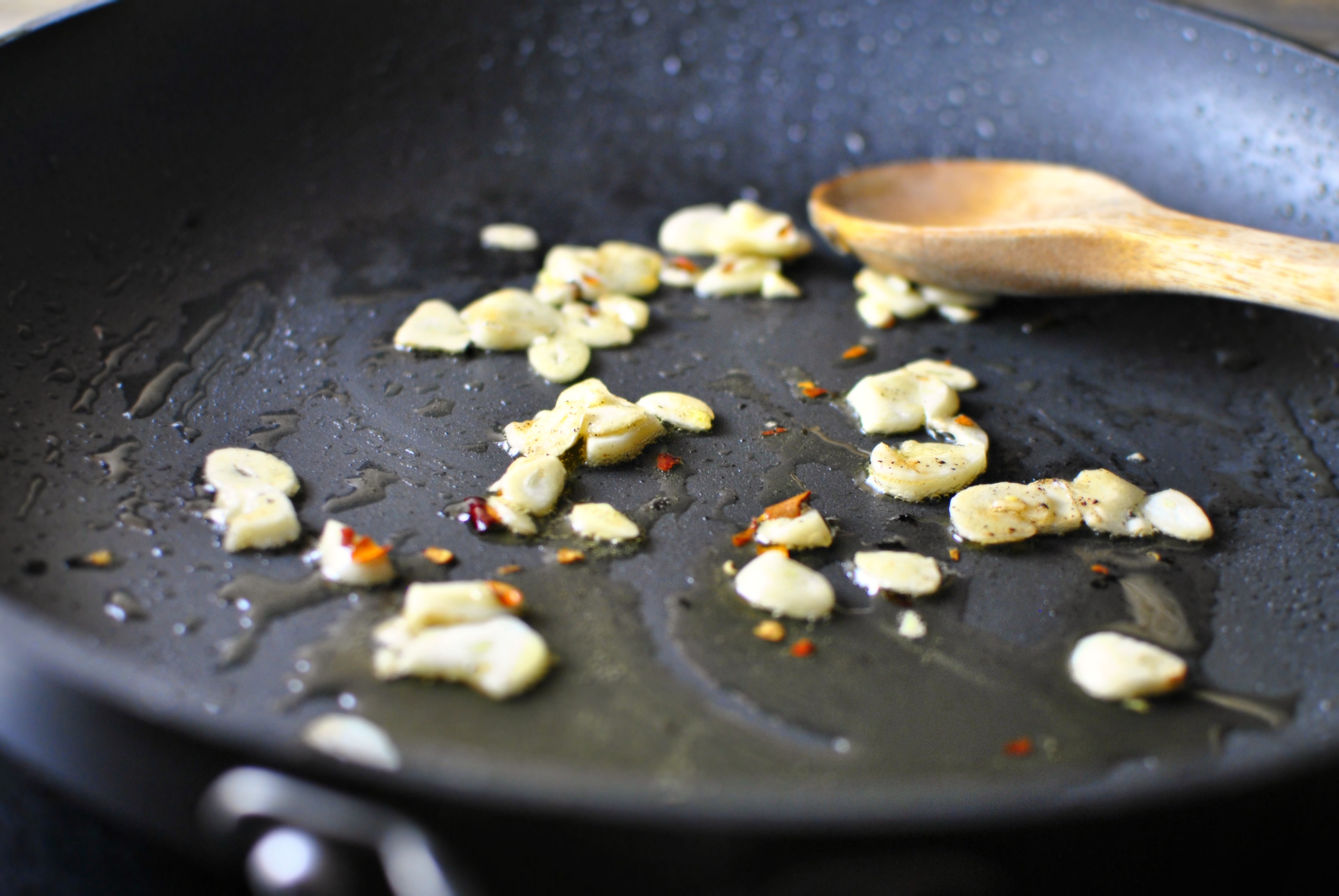 saute-garlic-and-pepper-flakes