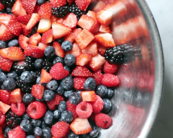 Mixed berries in bowl | www.4hourbodygirl.co