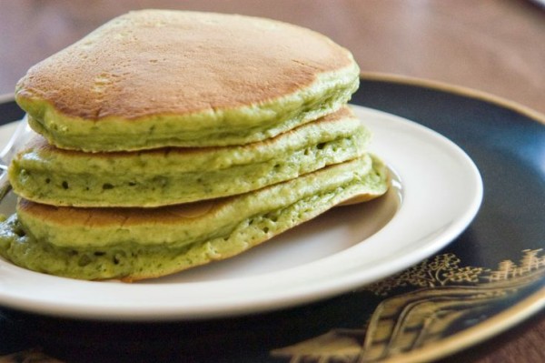 Green tea, almond & vanilla protein pancakes | www.4hourbodygirl.com