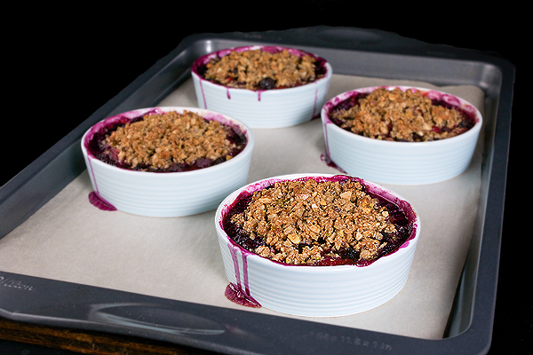 Low Carb Berry Cobbler | www.4hourbodygirl.com