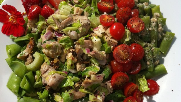 Chicken, salad with mixed greens, green beans, snow peas, cherry tomatoes and side of strawberries | www.4hourbodygirl.com