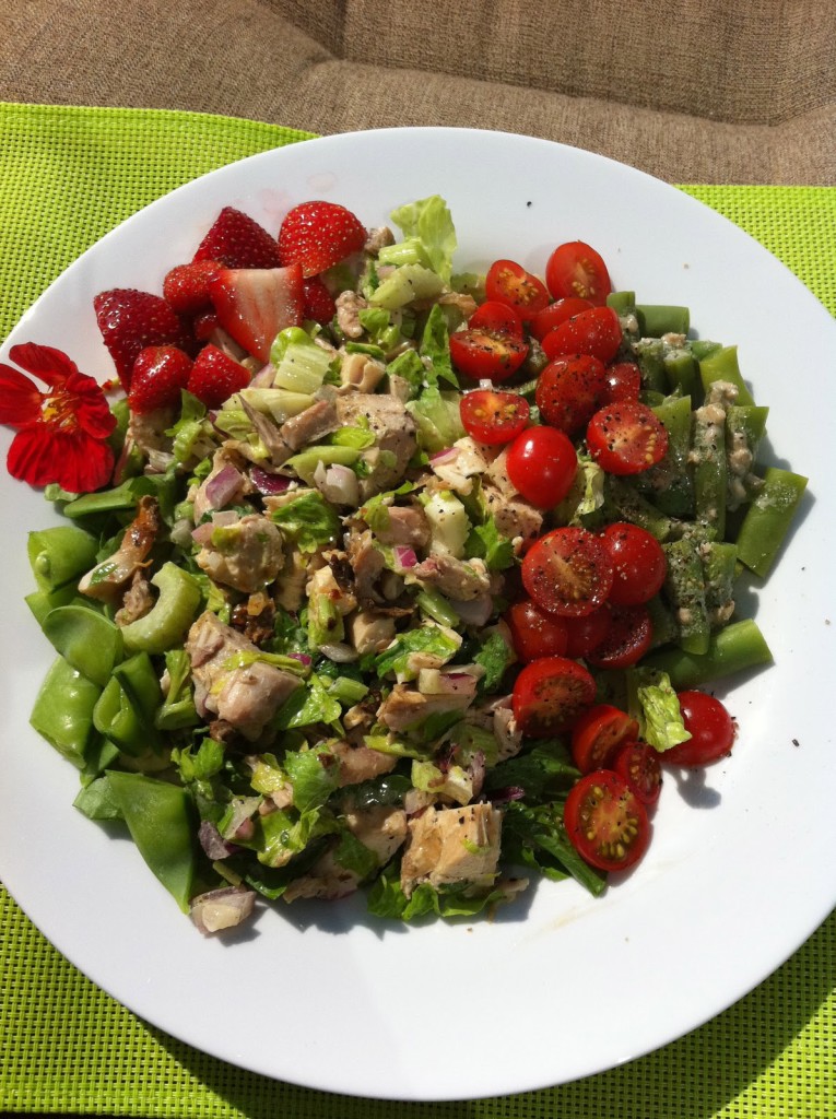 Chicken, salad with mixed greens, green beans, snow peas, cherry tomatoes and side of strawberries | www.4hourbodygirl.com