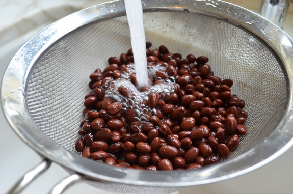 rinsing-black-beans | www.4hourbodygirl.com