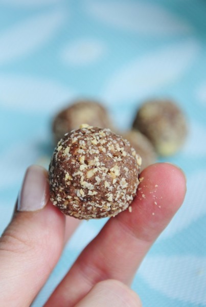 Chocolate Peanut Protein Balls | www.4hourbodygirl.com