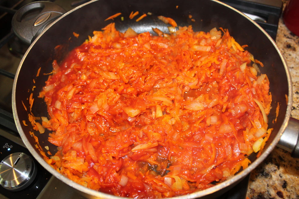 Овощи с томатной пастой на сковороде. Овощная зажарка. Жарим лук и морковь. Зажарка лук и морковь. Лук и морковь обжарить.