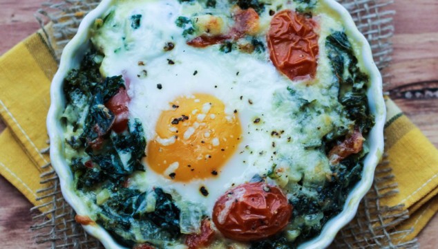 Creamy Kale Baked Eggs | www.4hourbodygirl.com