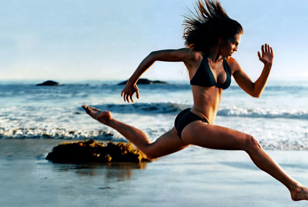 girl running on beach | www.4hourbodygirl.com