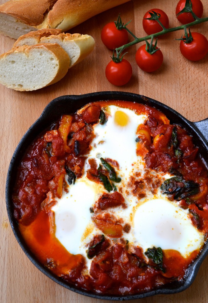 Spicy Tomato Baked Eggs | www.4hourbodygirl.com