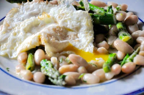 Eggs with Bacon, Mushroom, Beans, & Asparagus | www.4hourbodygirl.com