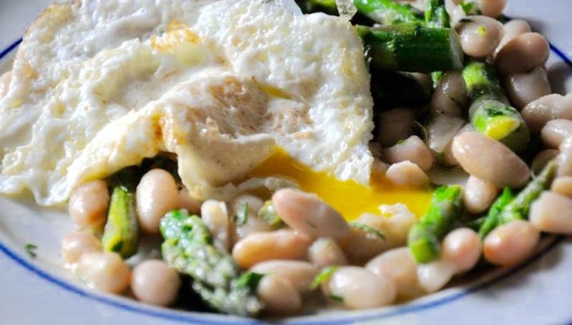 Eggs with Bacon, Mushroom, Beans, & Asparagus | www.4hourbodygirl.com